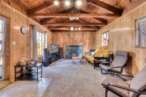 un soggiorno con pareti in legno e camino di Badger Basin - 30 Days or more Vacation Home Rental a South Lake Tahoe