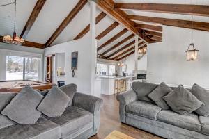 Posezení v ubytování Lucerne Lake House - Ski Lease 30plus Days