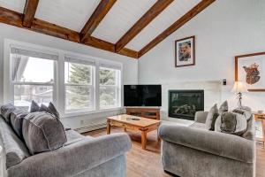 TV a/nebo společenská místnost v ubytování Lucerne Lake House - Ski Lease 30plus Days