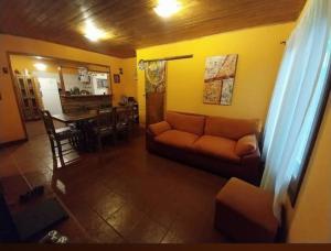 una sala de estar con un sofá y una mesa en La casita 2 Piso compartido, en Puerto Iguazú 2 fotos más