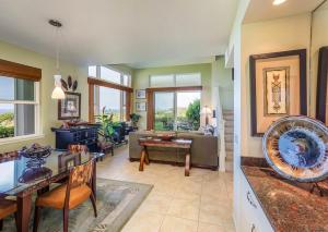 カイルア・コナにあるLuxury 3 Bedroom Townhome in Kailua-Konaのソファとテーブルのあるリビングルーム