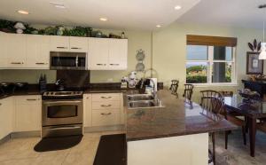 カイルア・コナにあるLuxury 3 Bedroom Townhome in Kailua-Konaのシンクとカウンタートップのあるキッチン