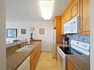 Η κουζίνα ή μικρή κουζίνα στο Kona Reef F2 - Charming Oceanfront Condo for 4