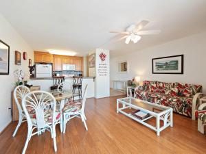 Η κουζίνα ή μικρή κουζίνα στο Kona Reef F2 - Charming Oceanfront Condo for 4