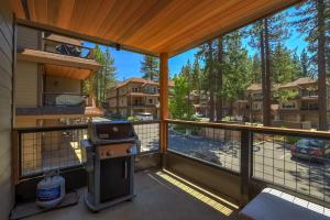 una veranda protetta con una griglia sul balcone di Tahoe Woods Villa - Walk to Beach and Gondola - Heavenly Ski a South Lake Tahoe