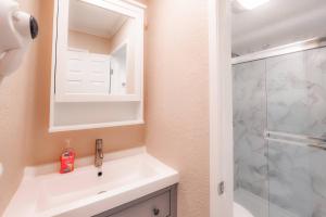 een badkamer met wastafel en douche bij Lakeland Getaway - Walk to Lake in South Lake Tahoe