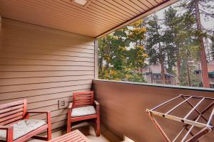 twee stoelen op een veranda met een raam bij Lakeland Getaway - Walk to Lake in South Lake Tahoe