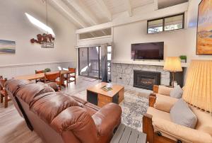 Μια τηλεόραση ή/και κέντρο ψυχαγωγίας στο Tahoe Lakeside Retreat - Lakefront Condo +21 φωτογραφίες
