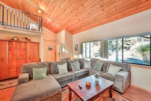 una sala de estar con un sofá y una mesa en Tahoe Family Getaway, en Stateline