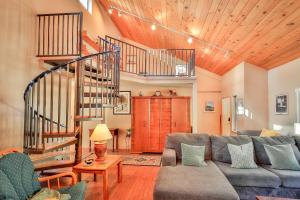 sala de estar con sofá y escalera de caracol en Tahoe Family Getaway, en Stateline