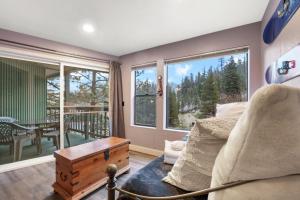 ein Wohnzimmer mit einem Bett und einem großen Fenster in der Unterkunft Ski In Ski Out 3 BDR Steps from Stagecoach Lift in Stateline