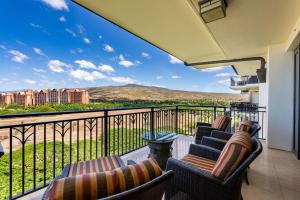 カポレイにあるCoastal Getaway in Ko Olina Hale Kai 2の椅子と山の景色が見えるバルコニー +24枚の写真