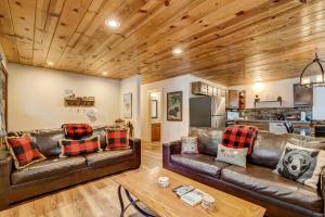 sala de estar con sofás de cuero y cocina en Come Snuggle Up at Cozy Bear Cabin, en South Lake Tahoe