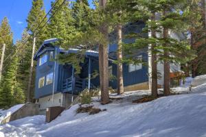 una casa azul en el bosque en la nieve en Southern Pines Arcade Games & Foosball for Kids, en South Lake Tahoe
