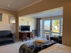 Televiisor ja/või meelelahutuskeskus majutusasutuses La Maison on 37 Admiralty Way, Summerstrand, Port Elizabeth