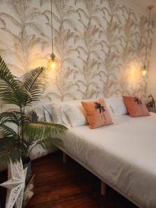 Un dormitorio con una cama con almohadas y una planta en Elduayen Luxury Centro, en Vigo 29 fotos más