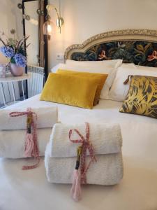Una cama blanca con toallas encima. en Elduayen Luxury Centro, en Vigo