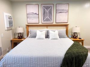 ein Schlafzimmer mit einem großen Bett mit zwei Lampen in der Unterkunft Modern Studio 65 TV, King Bed, Hot Tub in Park City + 20 Fotos