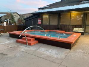 einen Whirlpool mit zwei Wasserhähnen im Hof in der Unterkunft Modern Studio 65 TV, King Bed, Hot Tub in Park City