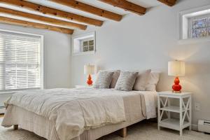 Giường trong phòng chung tại Good Tidings Stay for 8