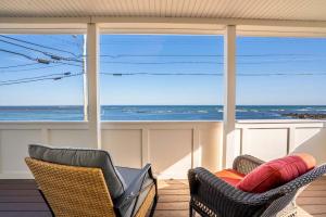 zwei Stühle auf einer Veranda mit Blick auf das Meer in der Unterkunft Oceanfront - Front Porch - Back Deck - Kitchen in Wells