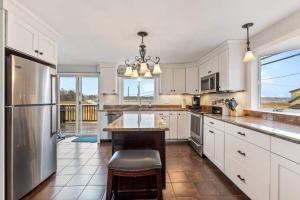 eine Küche mit weißen Schränken und Geräten aus Edelstahl in der Unterkunft Oceanfront - Front Porch - Back Deck - Kitchen in Wells + 42 Fotos