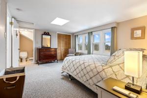 ein Schlafzimmer mit einem Bett und einer Kommode und ein Badezimmer in der Unterkunft Oceanfront - Front Porch - Back Deck - Kitchen in Wells