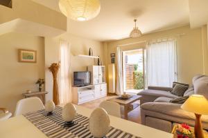 ein Wohnzimmer mit Sofa und Tisch in der Unterkunft Brisa del Valle Casa con Jardín Piscina Parking in Vera