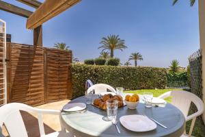 ein blauer Tisch mit einer Schüssel Brot darauf in der Unterkunft Brisa del Valle Casa con Jardín Piscina Parking in Vera