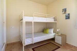 ein Schlafzimmer mit zwei Etagenbetten in einem Zimmer in der Unterkunft Brisa del Valle Casa con Jardín Piscina Parking in Vera + 18 Fotos