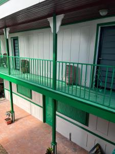 un balcón en el costado de una casa en Cozy and quirky Wolf Apartment, en Paramaribo