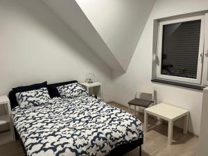 una camera da letto con un letto e una finestra di Cozy a Powidz Altre 9 foto