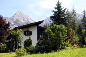 Vista generica sulle montagne o vista sulle montagne dall'interno dell'appartamento
