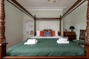 Ένα ή περισσότερα κρεβάτια σε δωμάτιο στο Room In Traditional Edinburgh Apartment