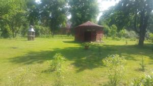 een klein gebouw midden in een veld bij Stacja Roman in Karpacz