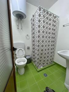 une petite salle de bain avec toilettes et lavabo dans l'établissement Minga Apartments, à Pogradec 7 autres photos