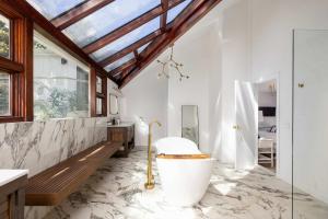 Ένα μπάνιο στο Dumar Villa by Rove - 6BR Family Home with Pool & Outdoor Spaces