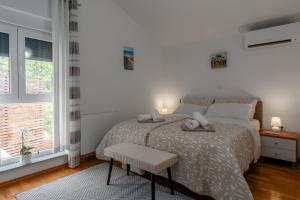 una camera da letto con un letto e una finestra di Apartman Diamond Pula a Pola (Pula)