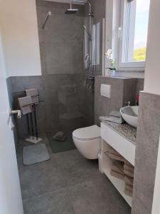 un baño con inodoro y lavabo en Villa Solina, en Maslenica