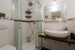 un bagno con doccia in vetro e lavandino di Apartman Diamond Pula a Pola (Pula) Altre 29 foto