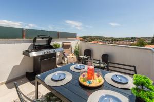 un tavolo blu su un balcone con una griglia di Apartman Diamond Pula a Pola (Pula)