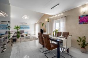 una sala da pranzo e un soggiorno con tavolo e sedie di Apartman Diamond Pula a Pola (Pula)