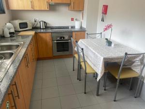 a kitchen with a table with chairs and a sink at Paraíso Altântico in Machico
