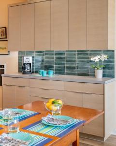 - une cuisine avec une table en bois et des verres dans l'établissement Seahorse Retreat by Paradise Retreats, à Carpinteria