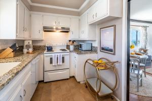 Køkken eller tekøkken på SeaCliff - Surfrider by Paradise Retreats