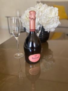 Una botella de vino y una copa en una mesa en Modern 1 Bedroom F1 Monaco Port, en Montecarlo