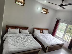 Postel nebo postele na pokoji v ubytování Hotel YAMUNA RIVERFRONT + 7 fotografií