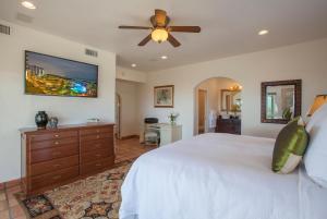 サンタバーバラにあるRancho Vista by Paradise Retreatsの白いベッドと天井ファンのある寝室