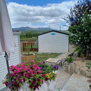 a white building with flowers in a yard at Casa Cany in Barreiros
