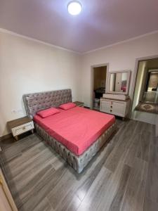 Ένα ή περισσότερα κρεβάτια σε δωμάτιο στο 3 bedrooms in downtown new alamin +20 φωτογραφίες